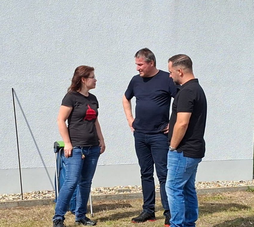 Gespräch beim Grillmittagessen anlässlich der Übergabe der Fertigungsleitung